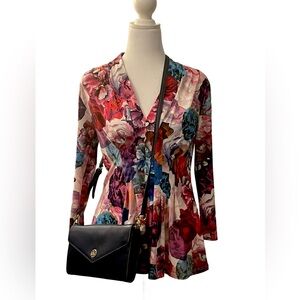 🌸🌺🌼 NWOT Catherine Malandrino Spandex Floral V-Neck Top Size Small